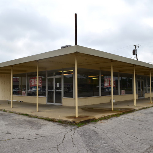 Commercial building & 5 bay carwash w/ 150’+/- of road frontage in Huntington, Indiana.