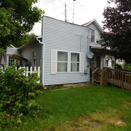Investment single family home with multiple structures in Huntington